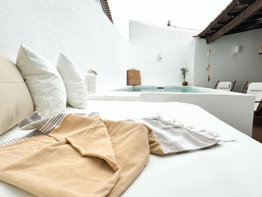 Costa Inn Beach House With Pool By Homeful Homes Costa de Caparica Luaran gambar